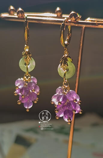 Amethyst grapes with jade buckle
